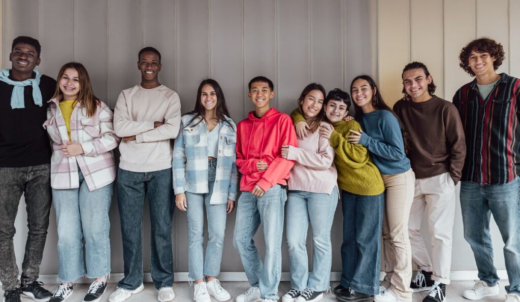 plusieurs jeunes adolescents