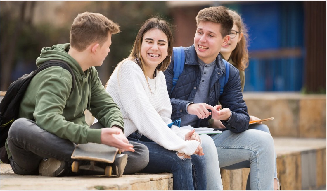 groupe d'adolescents qui discutent