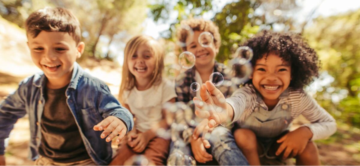 enfants attrapant des bulles