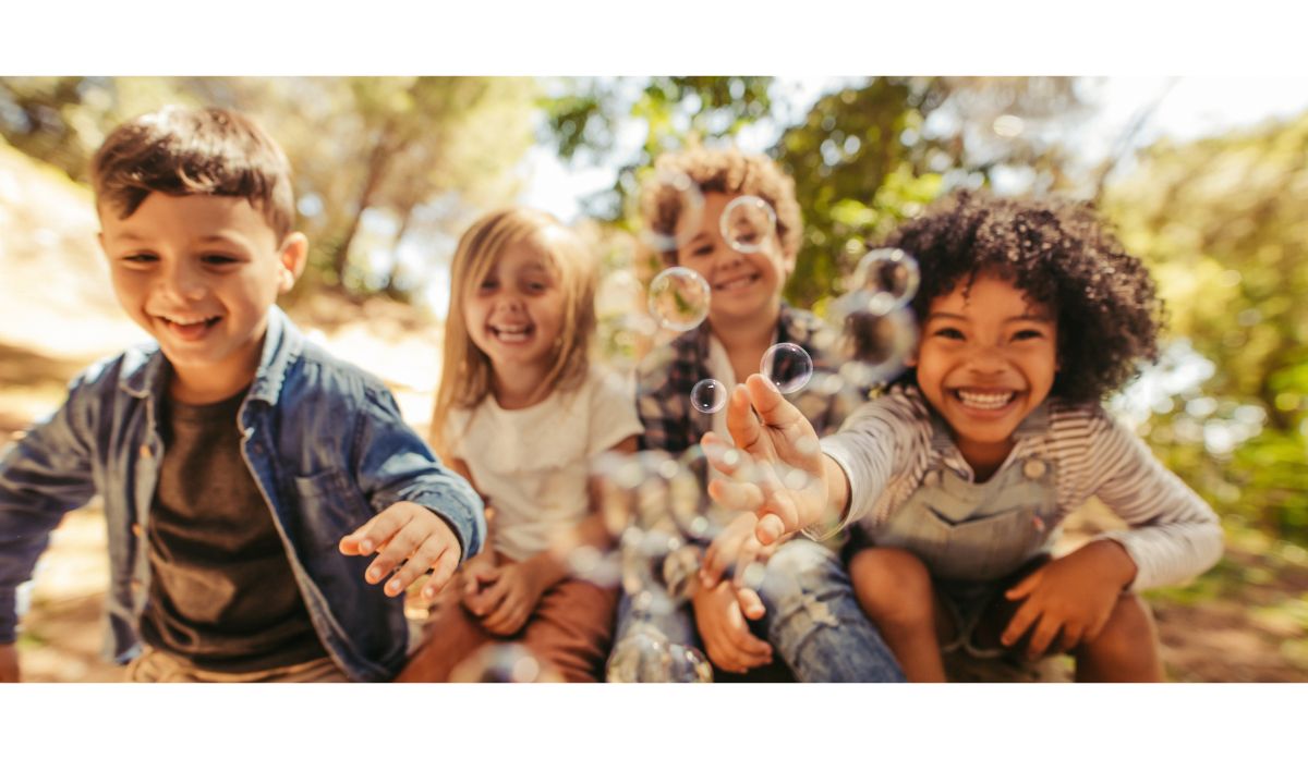 enfants attrapant des bulles