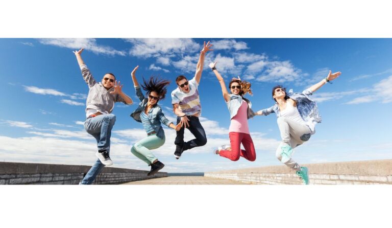 des adolescents qui sautent de joie