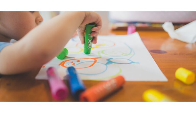 une main qui dessine