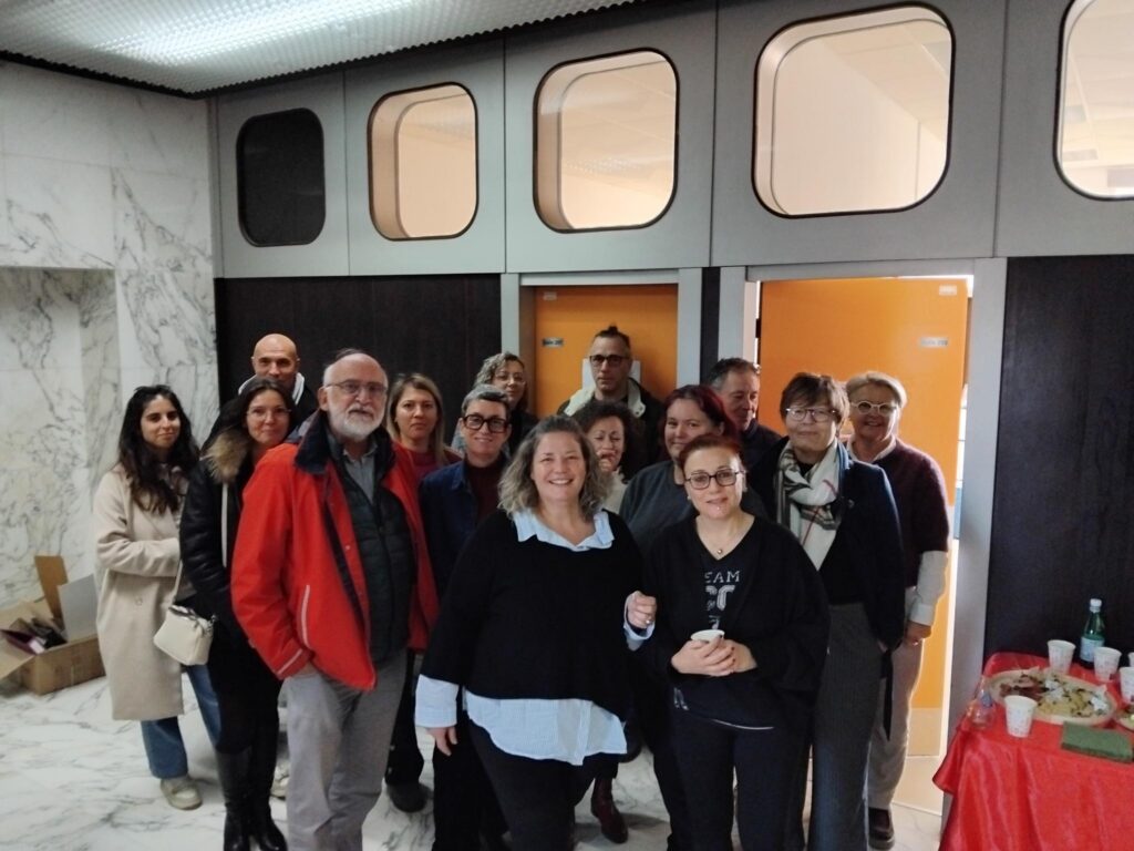 photo représentant des membres du CSE ainsi que des personnels de l'ADSEA 17 devant le nouveau local