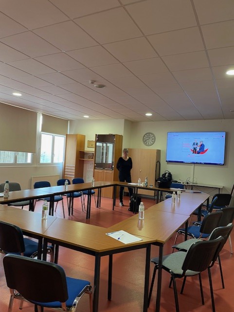 salle préparée pour la réunion d'information sur la retraite